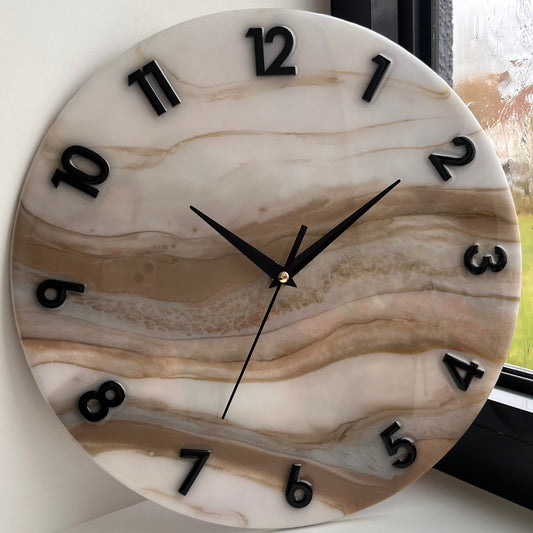 Elegante Wanduhr aus Epoxidharz mit schwarzen Ziffern und präzisen, lautlosem Uhrwerk. Durchmesser 40 cm.
