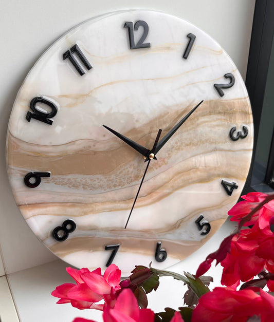 Handgefertigte Wanduhr aus Epoxidharz mit eleganten Zahlen und präzisem Uhrwerk, Ø 40 cm.