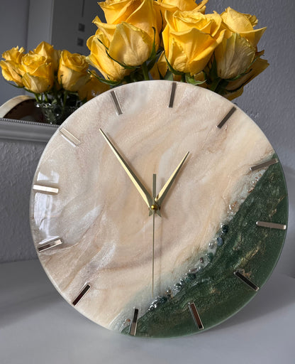 Handgefertigte Wanduhr aus Epoxidharz mit goldenen Zeigern und grün-beigem Design, umgeben von gelben Rosen.