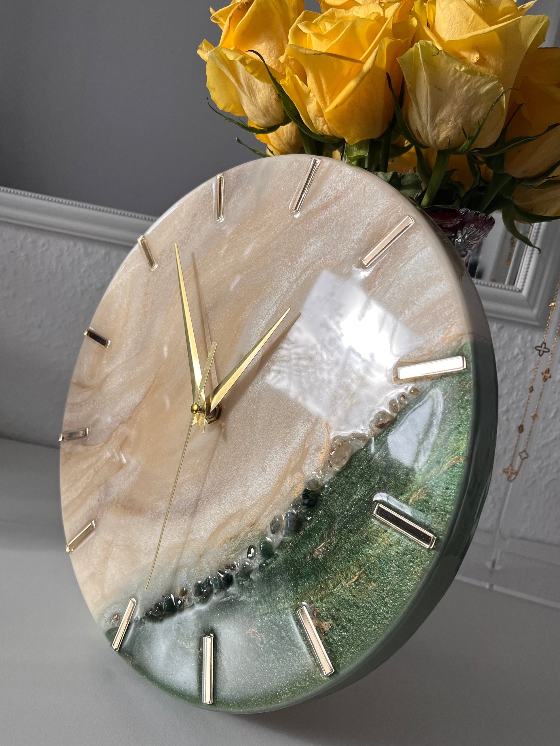 Elegante Wanduhr aus Epoxidharz mit goldenen Zeigern und einzigartigem Design, perfekt für jedes Zuhause.