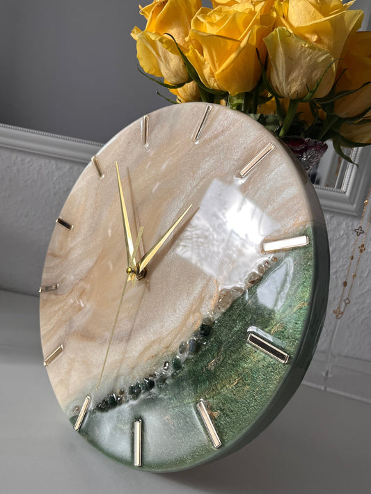 Elegante Wanduhr aus Epoxidharz mit goldenen Zeigern und einzigartigem Design, perfekt für jedes Zuhause.
