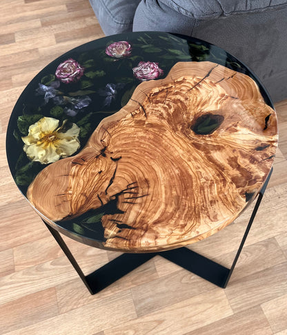 Handgefertigter Beistelltisch aus Olivenholz mit Epoxidharz und Blumenarrangement, 40 cm Durchmesser.