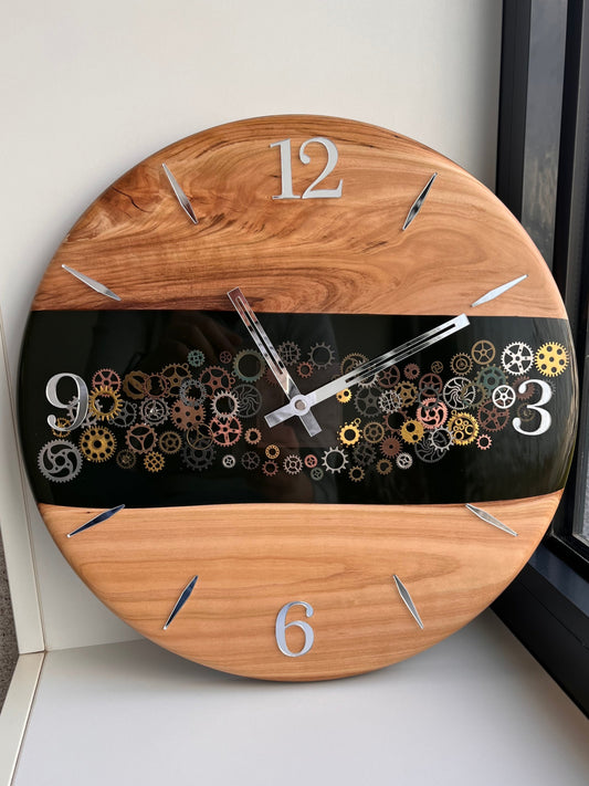 Wanduhr aus Epoxidharz und Kirschholz mit Zahnrädchen, 40 cm, handgefertigt, präzise und lautlos.