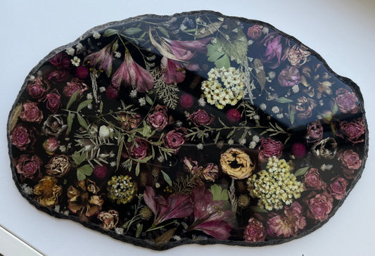 Handgemachtes Epoxidharz-Tablett mit schwarzen Blumen in kunstvollem Design, ideal für Dekoration.